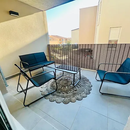 Joli Lumineux Et Calme Apartament